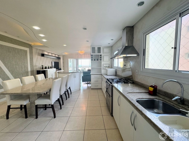 AMPLO APARTAMENTO DE 03 DORMITÓRIOS COM SACADA DE FRENTE E VISTA MAR: 8ª foto da galeria de imagens do imóvel
