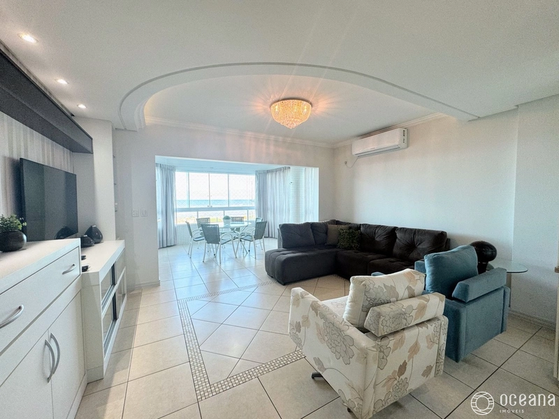 AMPLO APARTAMENTO DE 03 DORMITÓRIOS COM SACADA DE FRENTE E VISTA MAR