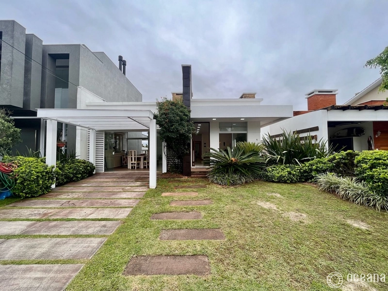 CASA COM 03 SUÍTES INDEPENDENTES EM CONDOMÍNIO FECHADO!