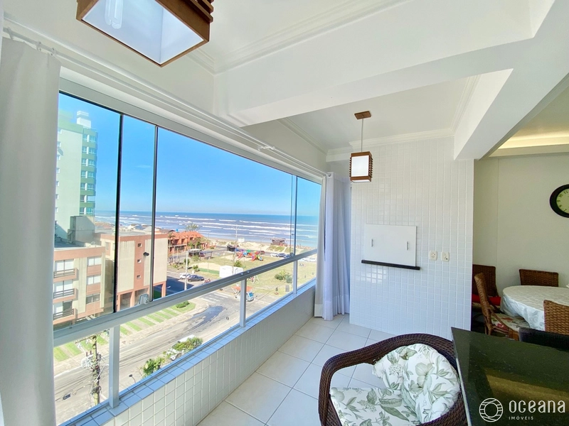 APARTAMENTO COM SACADA DE FRENTE E VISTA ETERNA PARA O MAR!