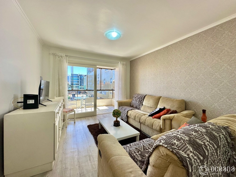 APARTAMENTO COM SACADA DE FRENTE JUNTO AO MAR NO CORAÇÃO DA CIDADE!