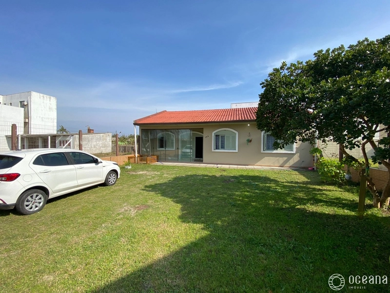 Casa em Capão da Canoa, apenas uma quadra do Mar.: 1ª foto da galeria de imagens do imóvel