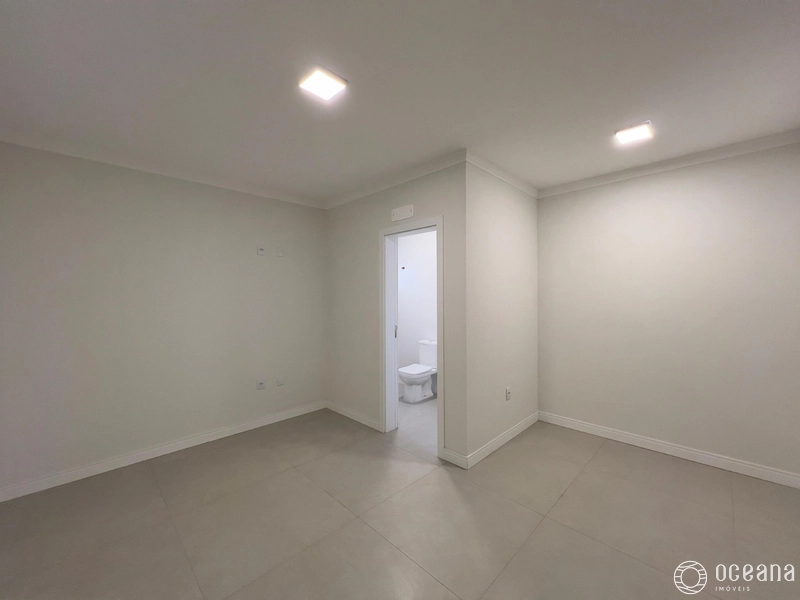CASA TERRENO INTEIRO - LADO MAR - MODERNA - NOVA NUNCA HABITADA: 6ª foto da galeria de imagens do imóvel