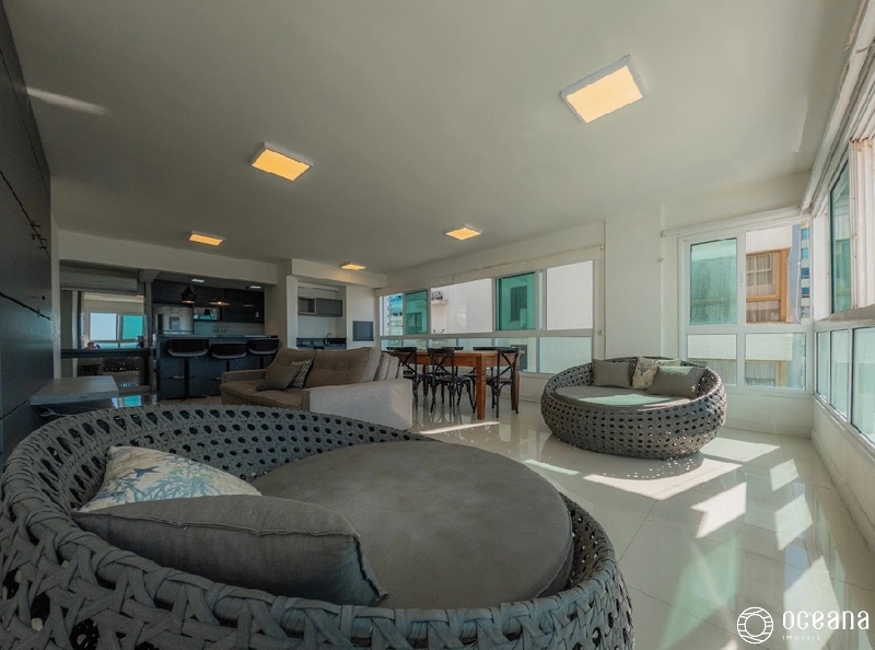 Apartamento de alto padrão com vista panorâmica para o mar