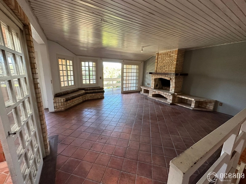 CASA AUTÊNTICA EM ESTILO CLÁSSICO NA DIVISA ENTRE ATLÂNTIDA/CAPÃO: 3ª foto da galeria de imagens do imóvel