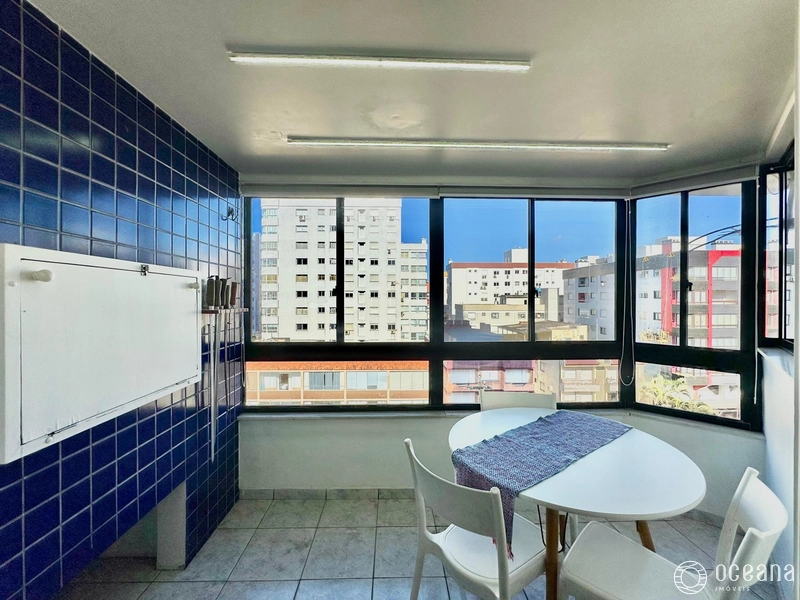 Apartamento com sacada de frente e vista para o mar: 3ª foto da galeria de imagens do imóvel