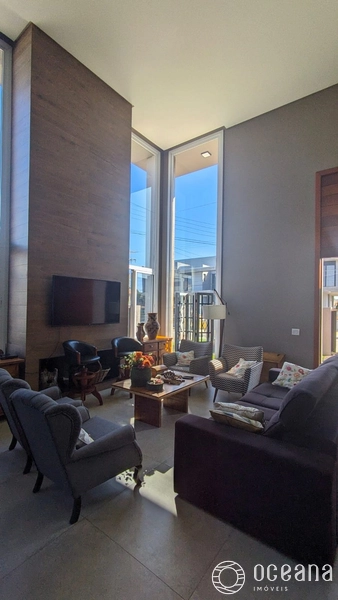 CASA COM PÉ DIREITO ALTO COM 06 ANOS DE CONSTRUÇÃO!: 2ª foto da galeria de imagens do imóvel