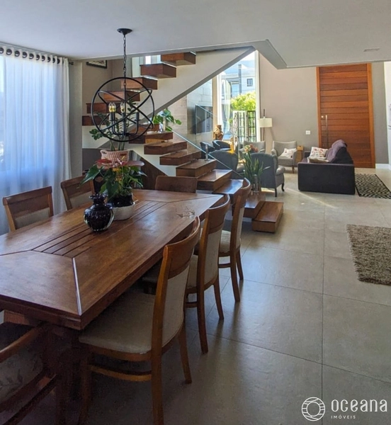 CASA COM PÉ DIREITO ALTO COM 06 ANOS DE CONSTRUÇÃO!: 5ª foto da galeria de imagens do imóvel