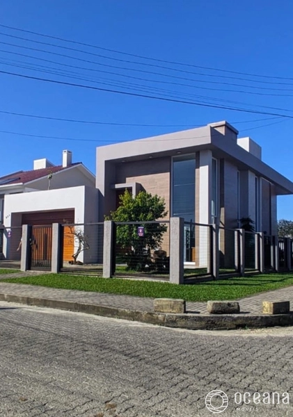 CASA COM PÉ DIREITO ALTO COM 06 ANOS DE CONSTRUÇÃO!: 1ª foto da galeria de imagens do imóvel