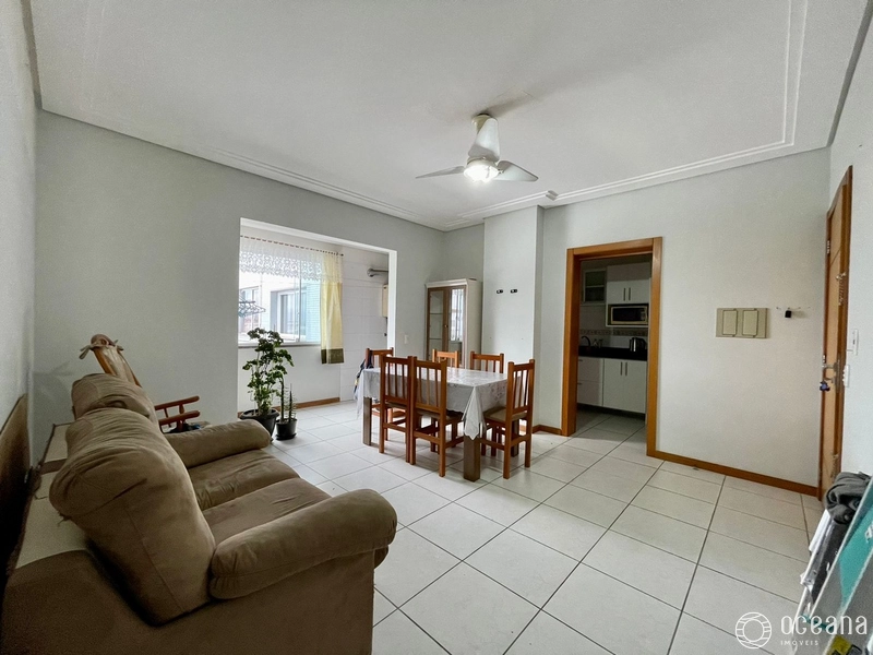 Apartamento de 02 dormitórios com amplo box de garagem!