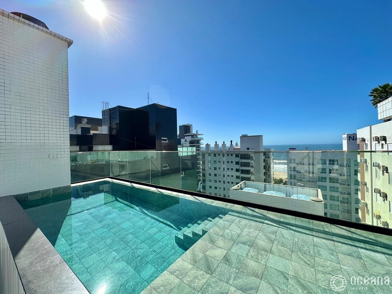 Cobertura com piscina privativa e vista para o mar