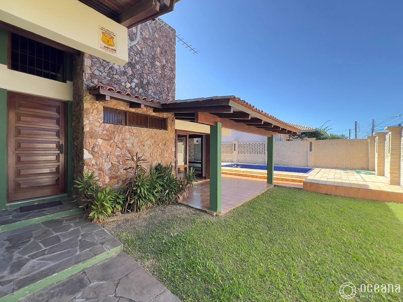 Casa à Venda no Centro de Xangri-Lá: 1ª foto da galeria de imagens do imóvel