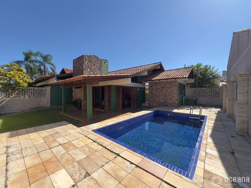 Casa à Venda no Centro de Xangri-Lá: 2ª foto da galeria de imagens do imóvel