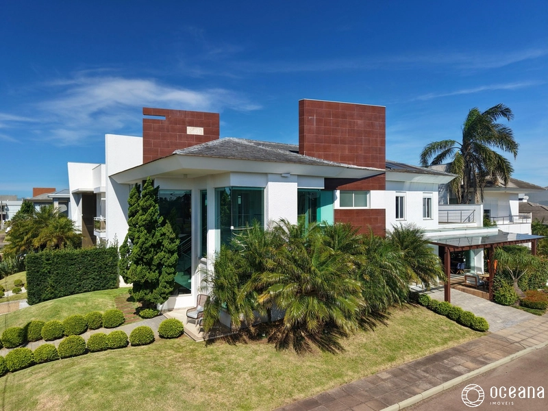 Casa de condomínio 4 suítes com 395m²