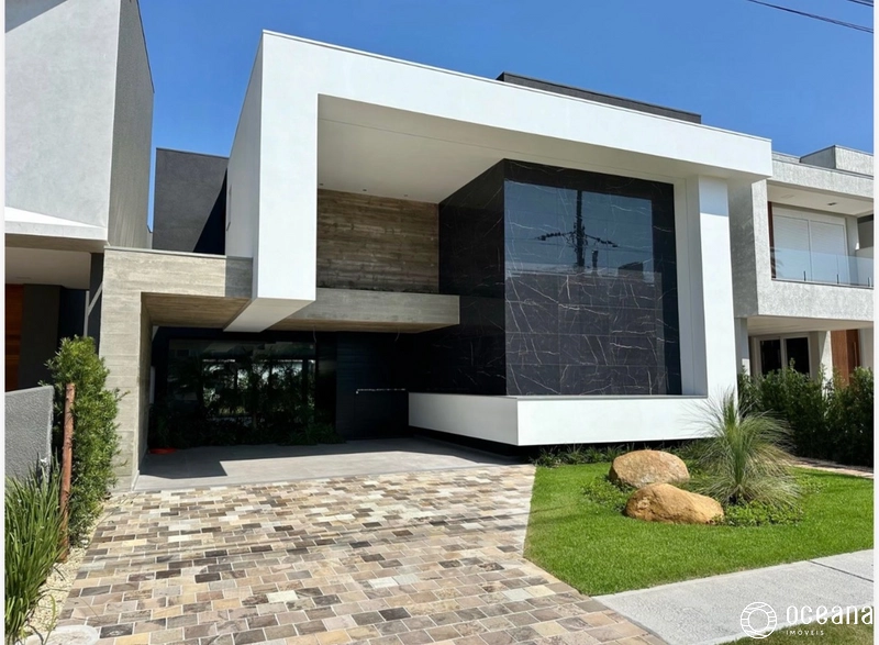 SOBRADO EM CONDOMÍNIO FECHADO COM 05 SUÍTES!