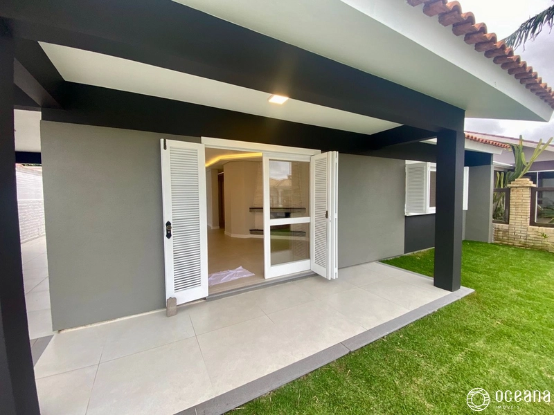 CASA TÉRREA NO CENTRO DE XANGRI-LÁ, FRENTE LESTE, DIVISA COM ATLÂNTIDA: 3ª foto da galeria de imagens do imóvel