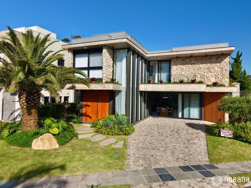 EXCELENTE CASA EM CONDOMÍNIO FECHADO COM 04 SUÍTES