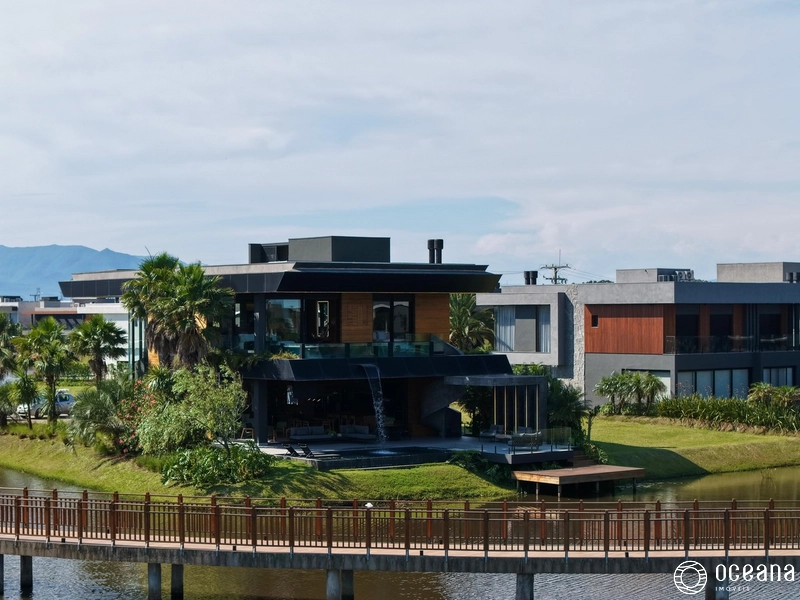 CASA EM CONDOMÍNIO FECHADO DE ESQUINA BEIRA LAGO!: 2ª foto da galeria de imagens do imóvel