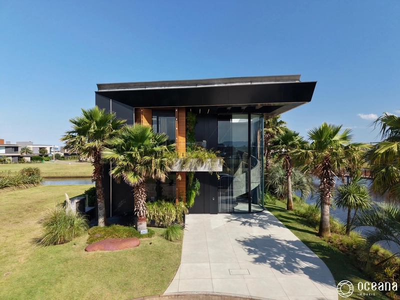 CASA EM CONDOMÍNIO FECHADO DE ESQUINA BEIRA LAGO!