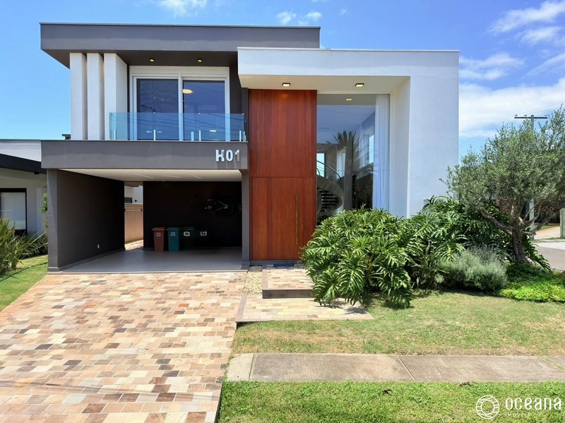 CASA COMPOSTA POR 04 SUÍTES EM CONDOMÍNIO FECHADO COM INFRA COMPLETA!