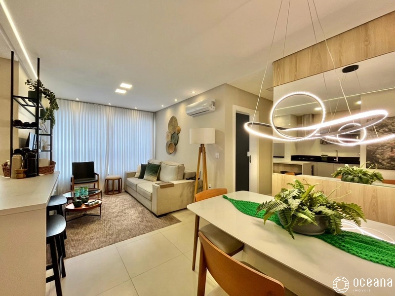 AMPLO APARTAMENTO MOBILIADO E DECORADO DE 02 DORMITÓRIOS COM VAGA!