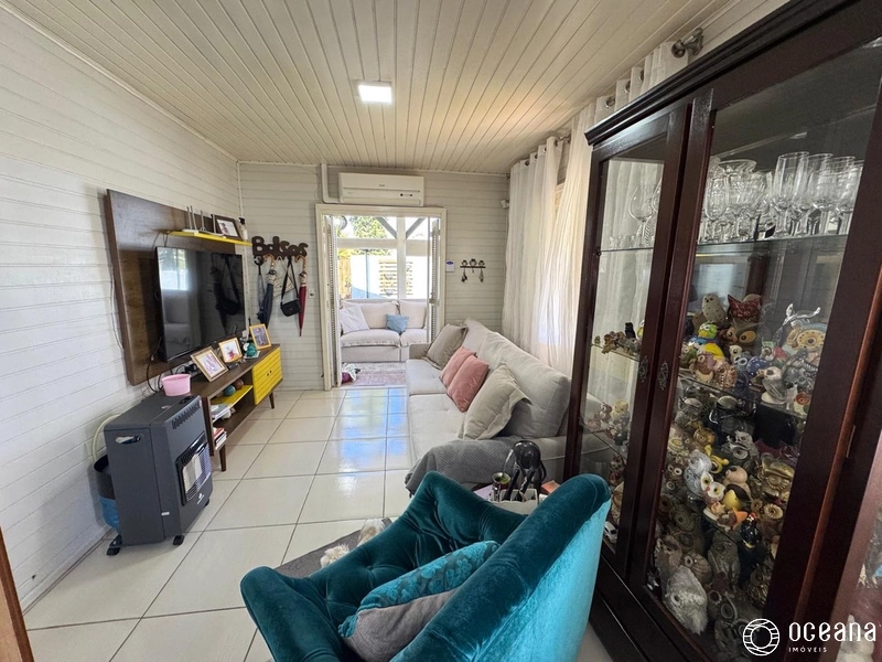 CASA À VENDA COM TERRENO INTEIRO, LADO MAR NO BAIRRO ARAÇA!: 4ª foto da galeria de imagens do imóvel