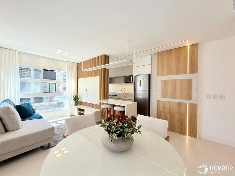 APARTAMENTO À VENDA, POUCOS PASSOS DO MAR!