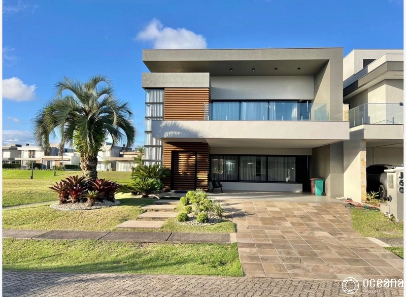 CASA EM COND. FECHADO COMPOSTA POR 05 DORMITÓRIOS, SENDO 04 SUÍTES!