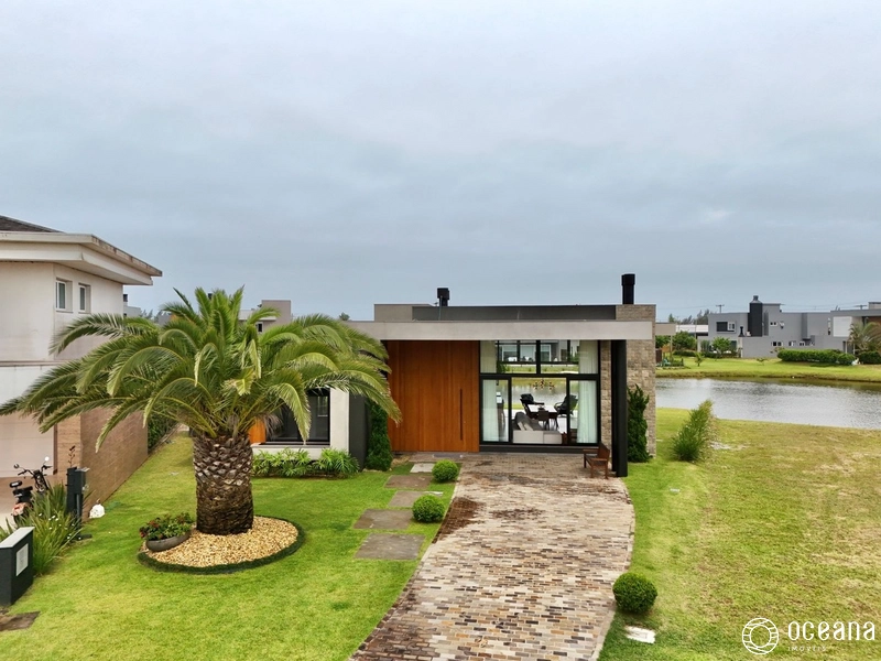 EXCELENTE CASA EM CONDOMÍNIO FECHADO - MOB E DEC