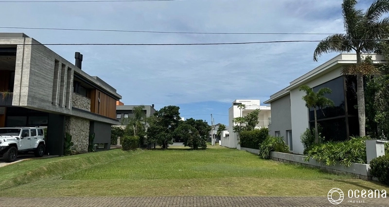 TERRENO EM CONDOMÍNIO FECHADO COM 450m² PRIVATIVOS!