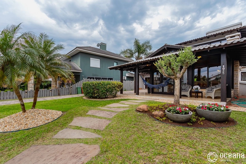 SOBRADO MOBILIADO E DECORADO EM CONDOMÍNIO FECHADO!