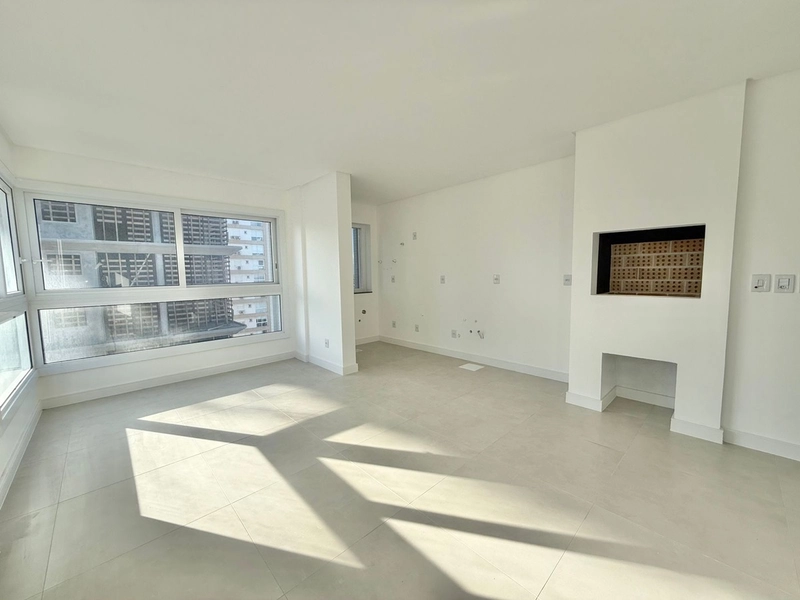 APARTAMENTO COM SACADA DE FRENTE A UMA QUADRA DO MAR!