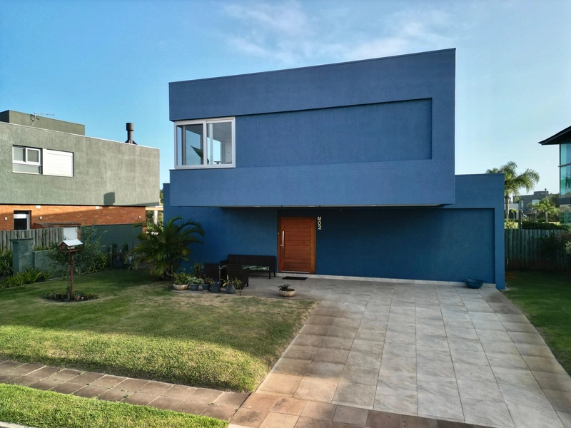 CASA EM CONDOMÍNIO FECHADO COMPOSTA POR 04 SUÍTES AMERICANAS!