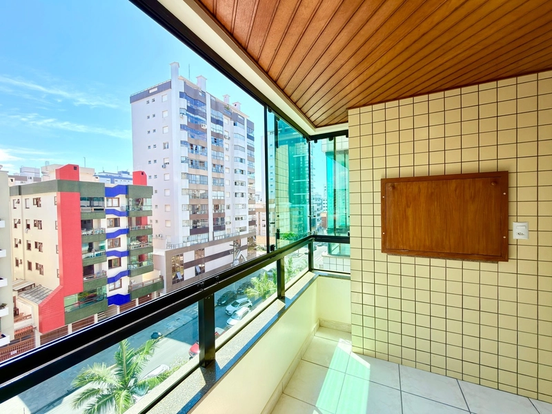 APARTAMENTO COM SACADA DE FRENTE E VISTA MAR!