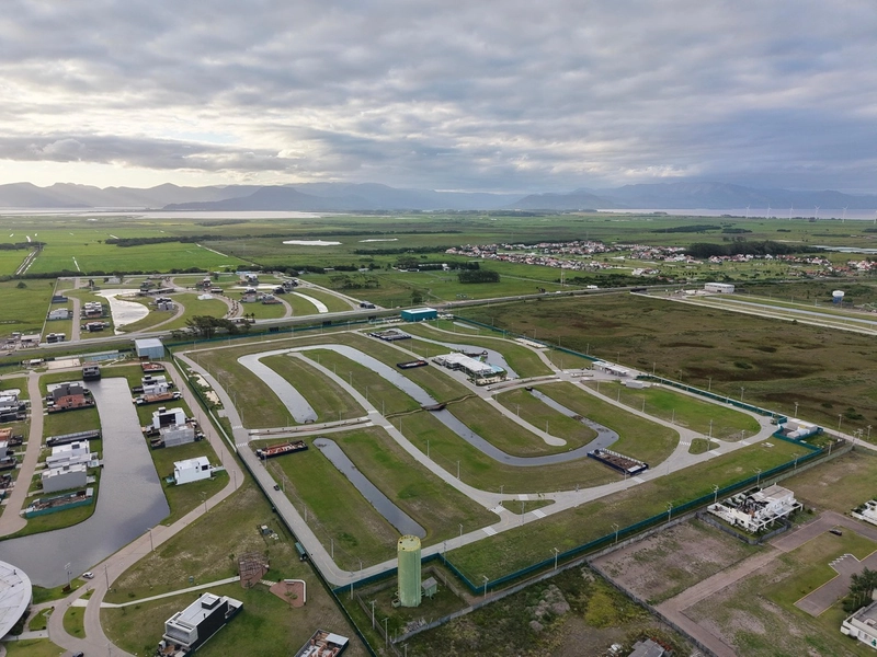 TERRENO EM CONDOMÍNIO FECHADO COM INFRAESTRUTURA COMPLETA!