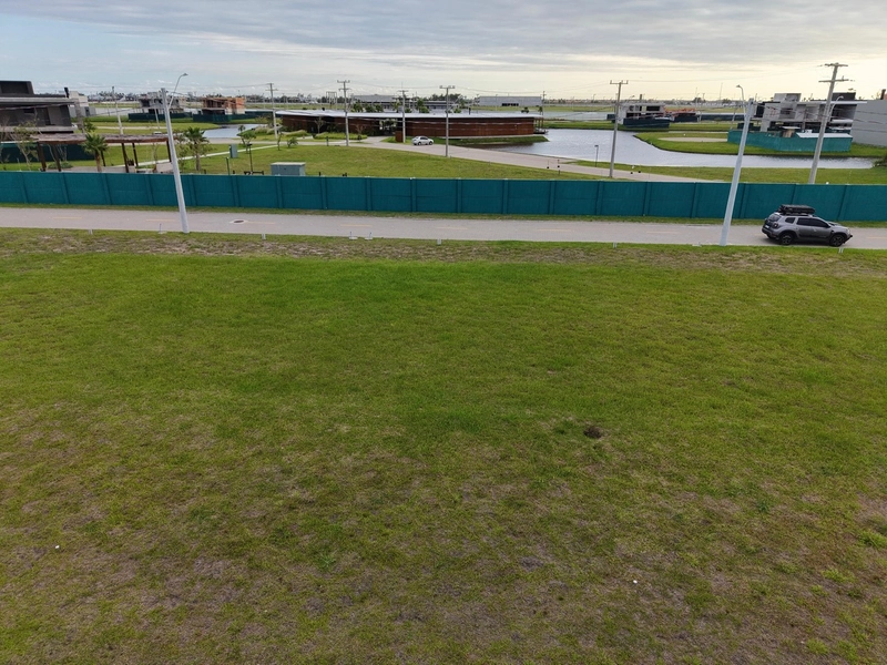 TERRENO EM CONDOMÍNIO FECHADO COM INFRAESTRUTURA COMPLETA!: 2ª foto da galeria de imagens do imóvel