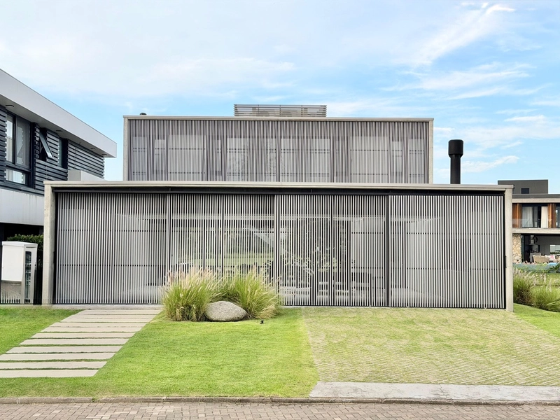 SOBRADO BEIRA LAGO EM CONDOMÍNIO FECHADO: 2ª foto da galeria de imagens do imóvel