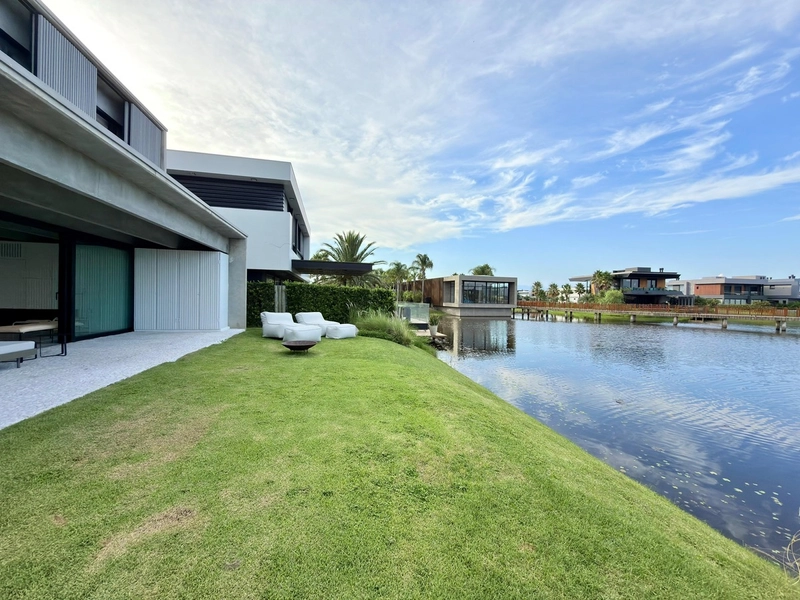 SOBRADO BEIRA LAGO EM CONDOMÍNIO FECHADO: 4ª foto da galeria de imagens do imóvel