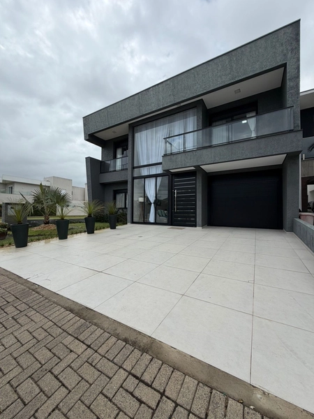 CASA SEMI MOBILIADA EM CONDOMÍNIO FECHADO!