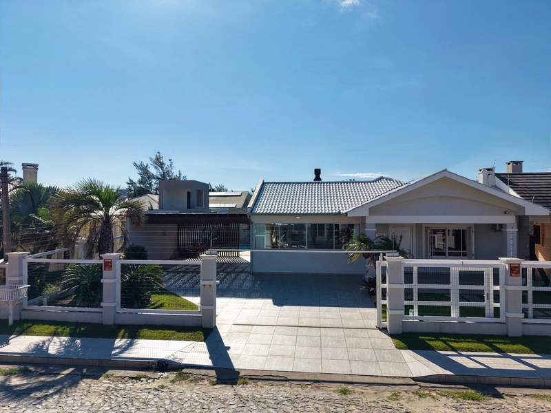 CASA COMPOSTA POR 03 SUÍTES INDEPENDENTES E PISCINA EM ATLÂNTIDA SUL!