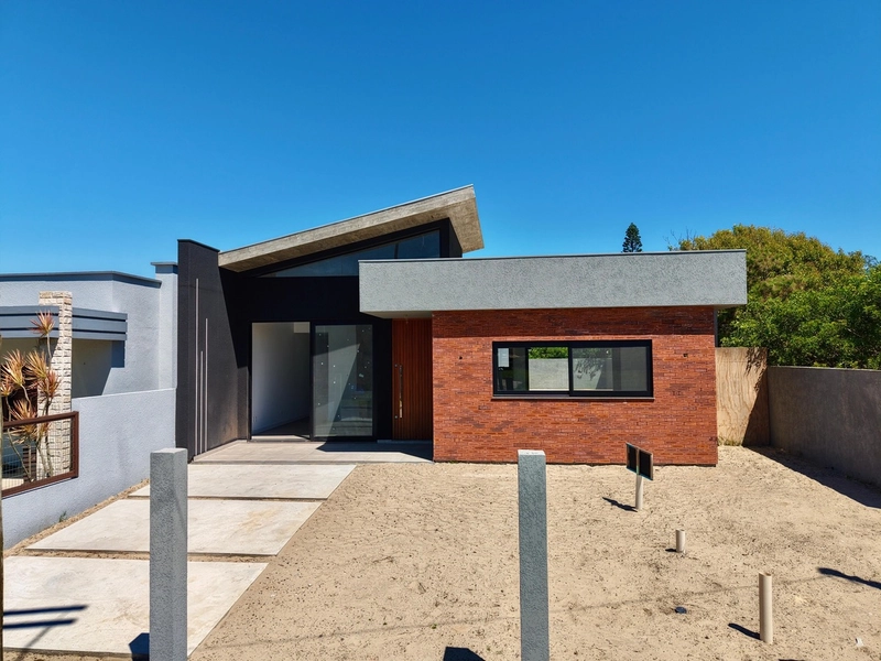 Casa Ampla Com Piscina - 2 Quadras Do Mar!: 1ª foto da galeria de imagens do imóvel