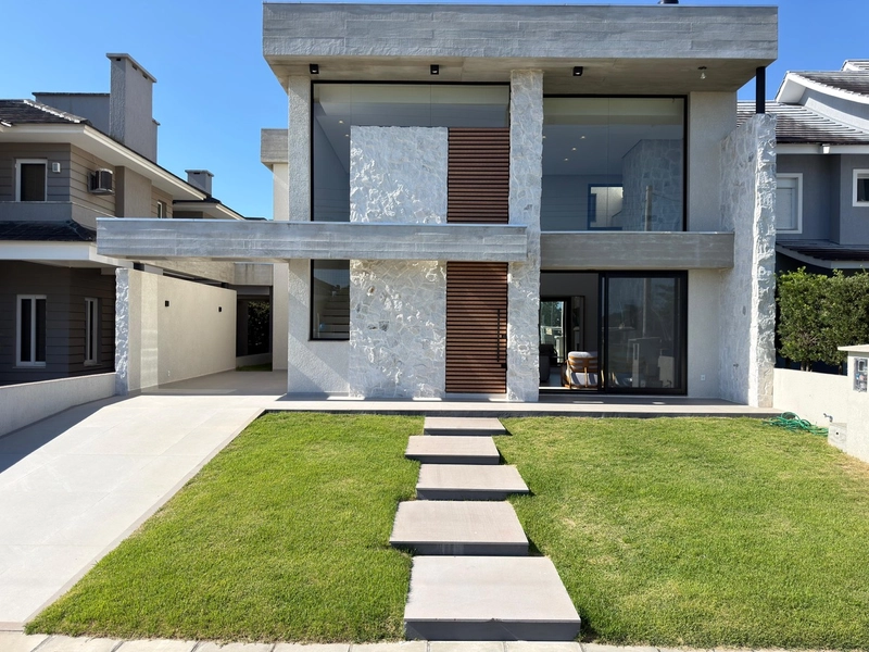 CASA COMPOSTA POR 05 SUÍTES EM CONDOMÍNIO COM PRAIA ARTIFIAL!