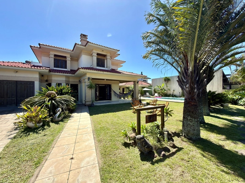 CASA LOCALIZADA NO BAIRRO ZONA NORTE COM 02 TERRENOS A 50m DO MAR!