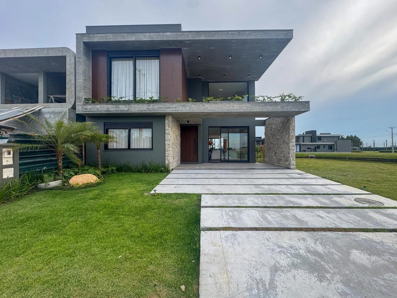 SOBRADO DE ALTO PADRÃO EM CONDOMÍNIO FECHADO!