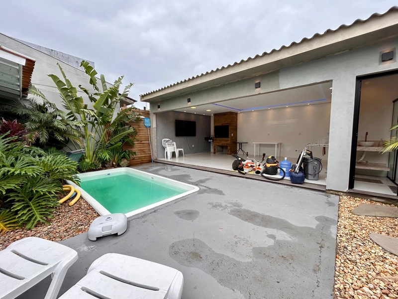 CASA COMPOSTA POR 02 DORMITÓRIOS, DUAS VAGAS + QUIOSQUE