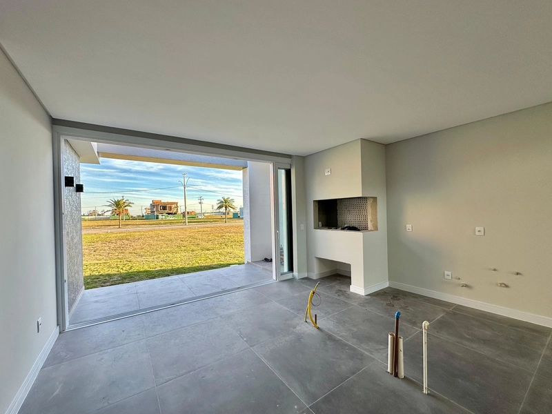 EXCELENTE CASA COM 04 SUÍTES EM CONDOMÍNIO FECHADO EM XANGRI-LÁ: 3ª foto da galeria de imagens do imóvel