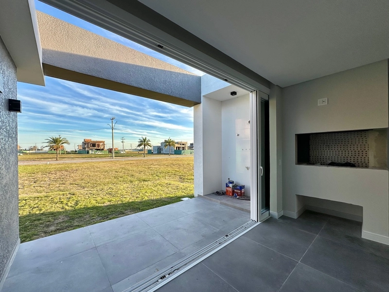 EXCELENTE CASA COM 04 SUÍTES EM CONDOMÍNIO FECHADO EM XANGRI-LÁ: 5ª foto da galeria de imagens do imóvel