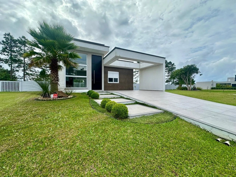 CASA TRÊS SUÍTES EM CONDOMÍNIO FECHADO