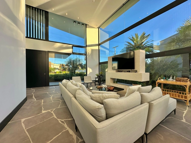 SOBRADO DE LUXO BEIRA LAGO CONDOMÍNIO ENSEADA LAGOS DE XANGRI-LÁ: 4ª foto da galeria de imagens do imóvel