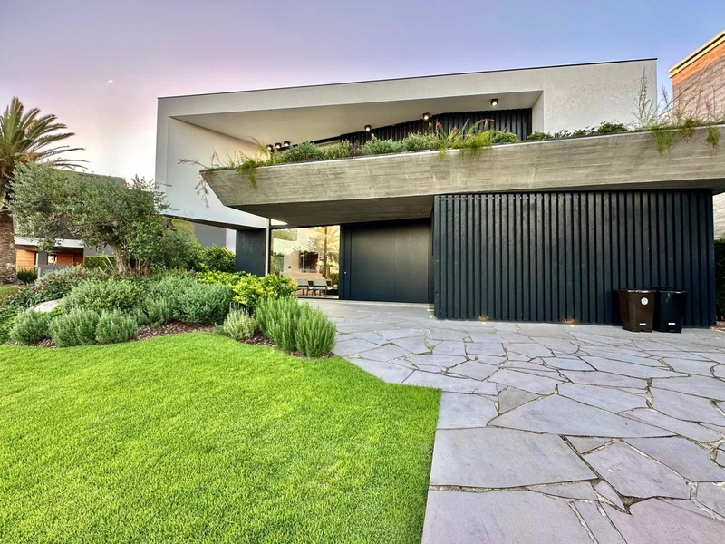 SOBRADO DE LUXO BEIRA LAGO CONDOMÍNIO ENSEADA LAGOS DE XANGRI-LÁ: 1ª foto da galeria de imagens do imóvel